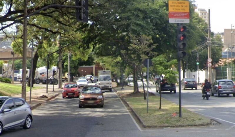 Interdição da Silva Lobo para refazer asfalto destruído por temporal provoca caos no trânsito em BH