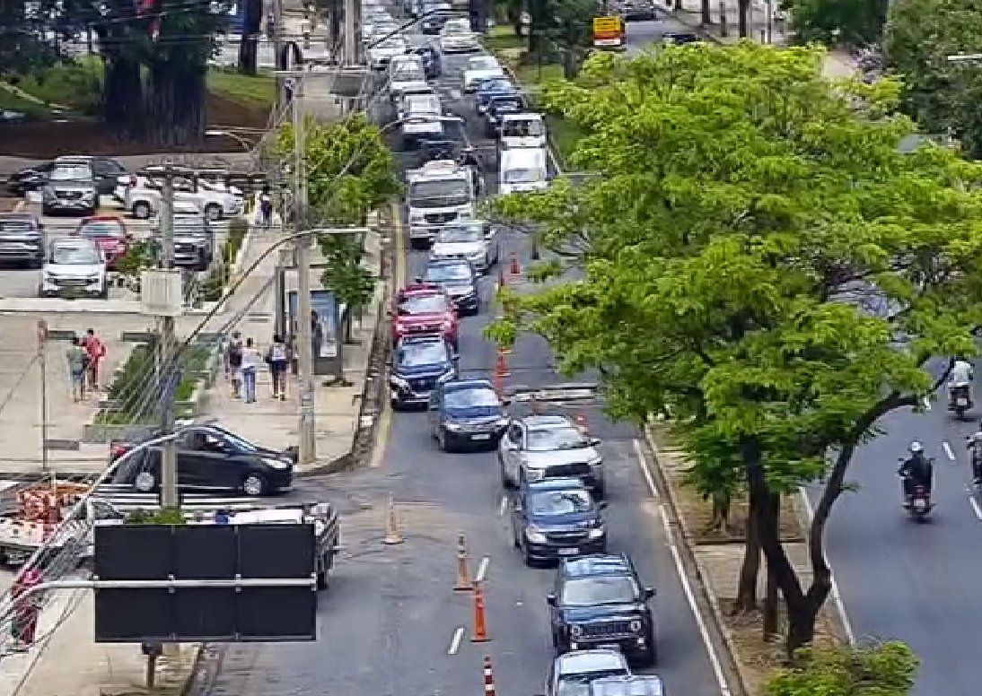 Reparos na avenida Silva Lobo: veja até quando vão as obras que causam congestionamento na região