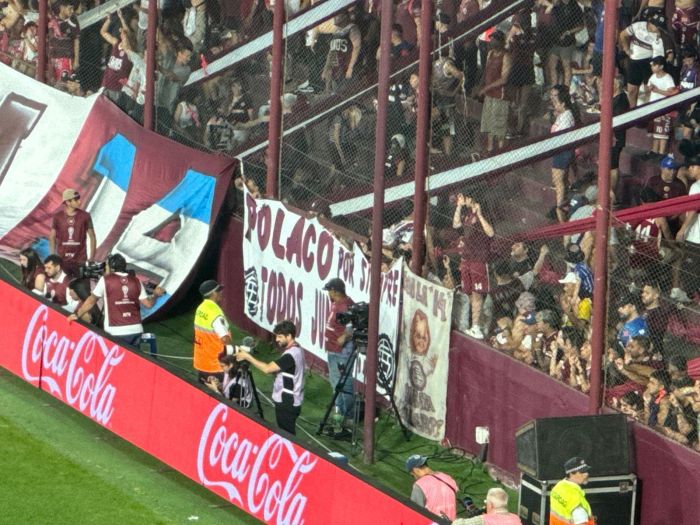 Torcida do Lanús homenageia ex-dirigente morto em BH.jpeg Torcida do Lanús homenageia ex-dirigente morto em BH.jpeg