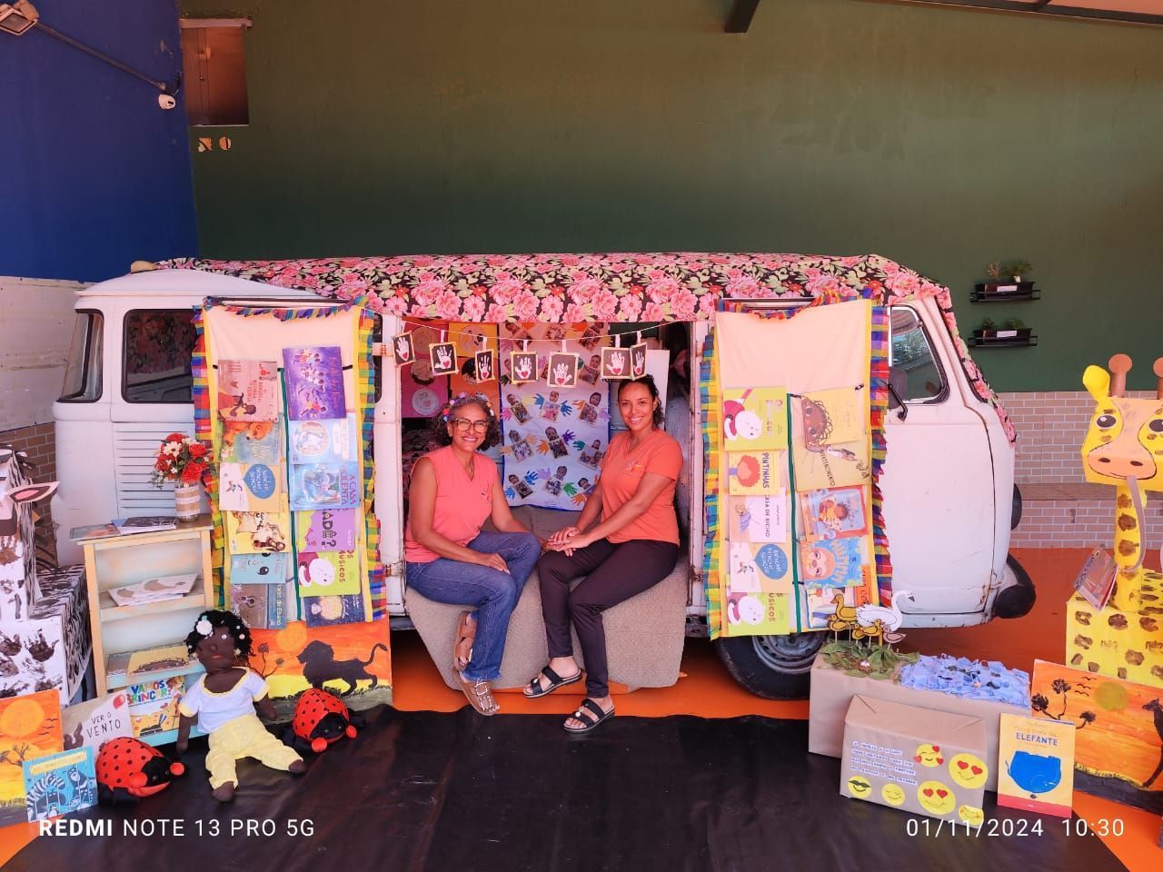 Pedagogas fazem 'Kombi Literária' e levam contação de histórias para crianças de BH