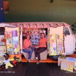 Pedagogas fazem 'Kombi Literária' e levam contação de histórias para crianças de BH