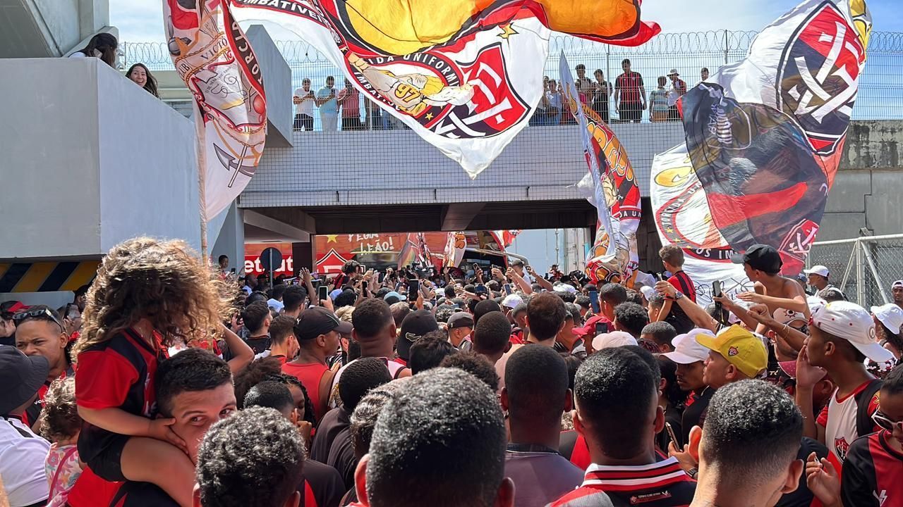 Torcida faz 'Aeronego' no embarque de jogadores do Vitória para jogo decisivo