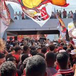 Torcida faz 'Aeronego' no embarque de jogadores do Vitória para jogo decisivo