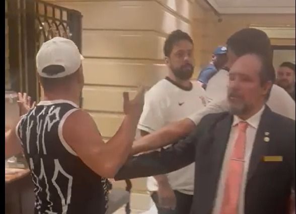 Vídeo registra confusão de sobrinho de Augusto Melo com torcedores do Corinthians na Argentina