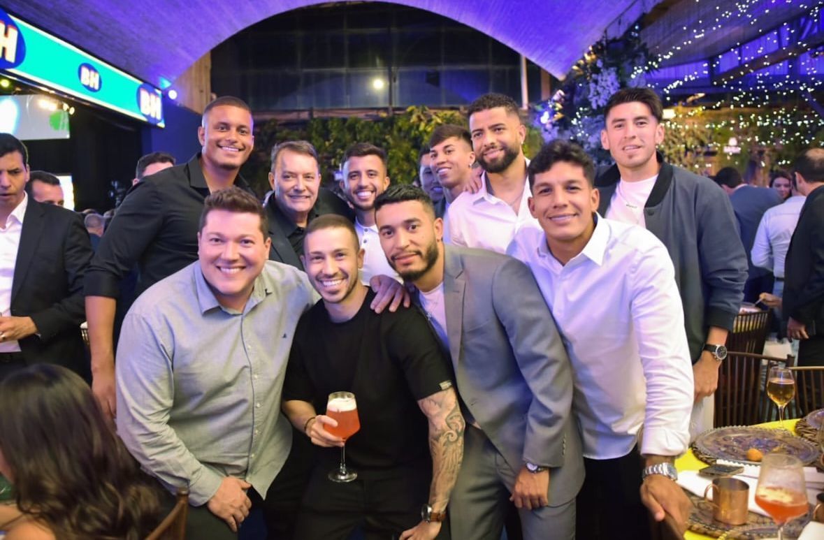 Jogadores do Cruzeiro prestigiam festa de aniversário dos Supermercados BH