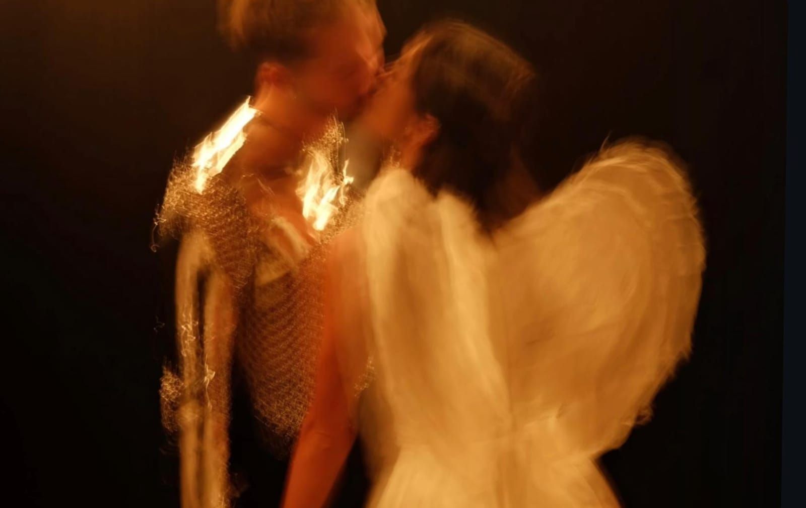 Bruna Marquezine posta foto beijando João Guilherme pela primeira vez