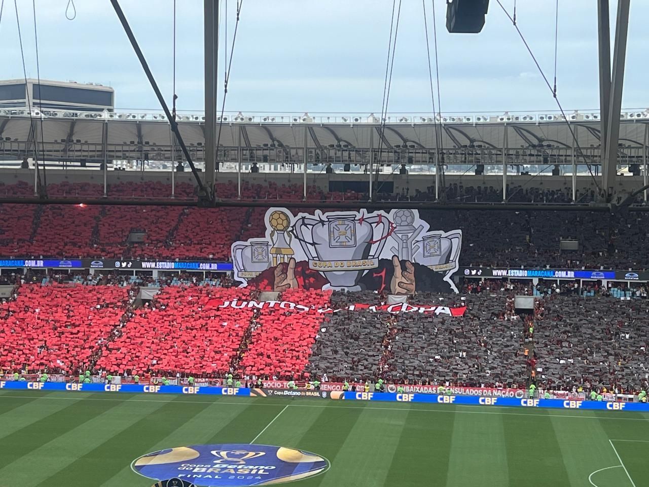 Torcida do Flamengo faz mosaico na final da Copa do Brasil; veja