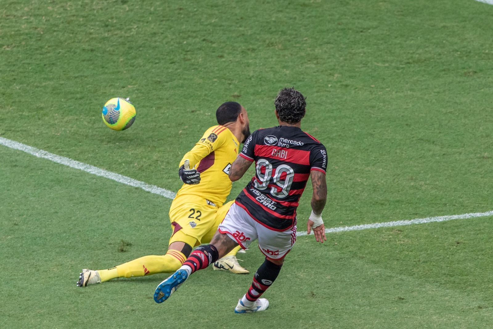 Flamengo vence 1° jogo da final, mas gol de Kardec mantém Atlético vivo na Copa do Brasil