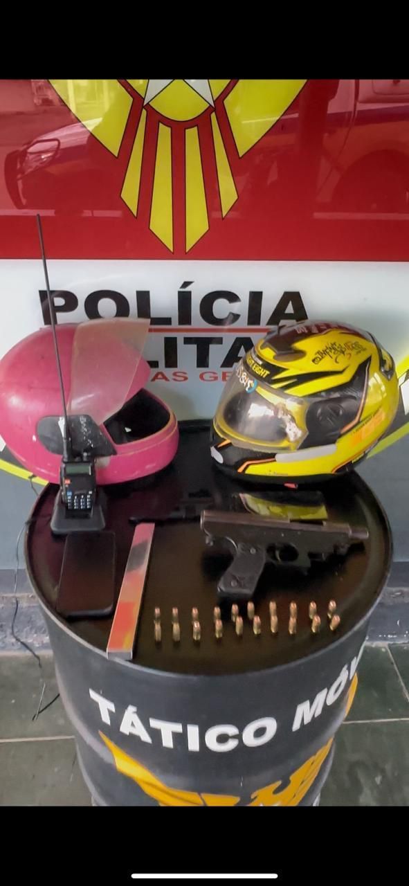 Armas e capacetes foram apreendidos