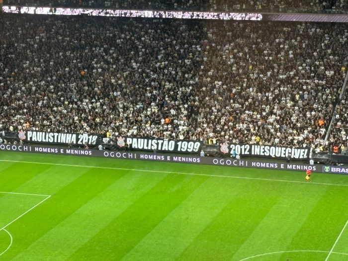 Faixas em provocação ao Palmeiras