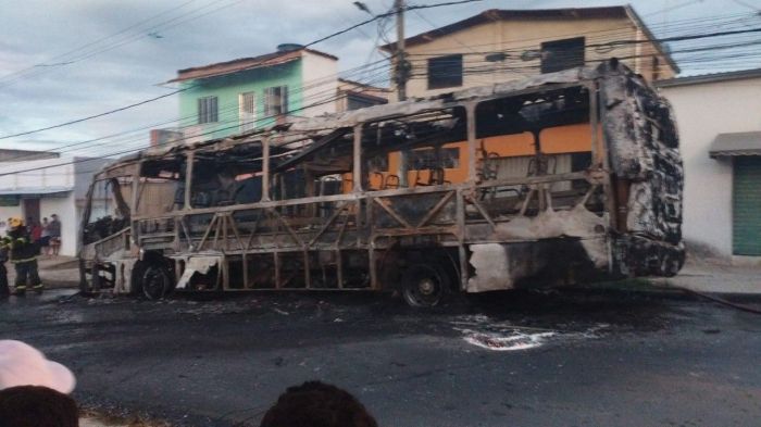 Fogo destruiu coletivo