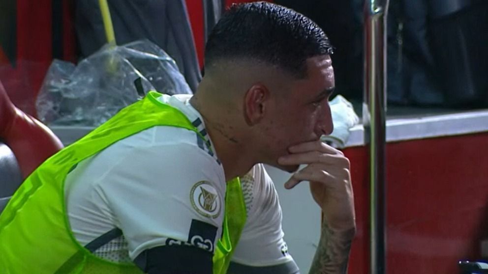 Jovem do Atlético chora após ser substituído no 1° tempo de jogo com Atlético-GO