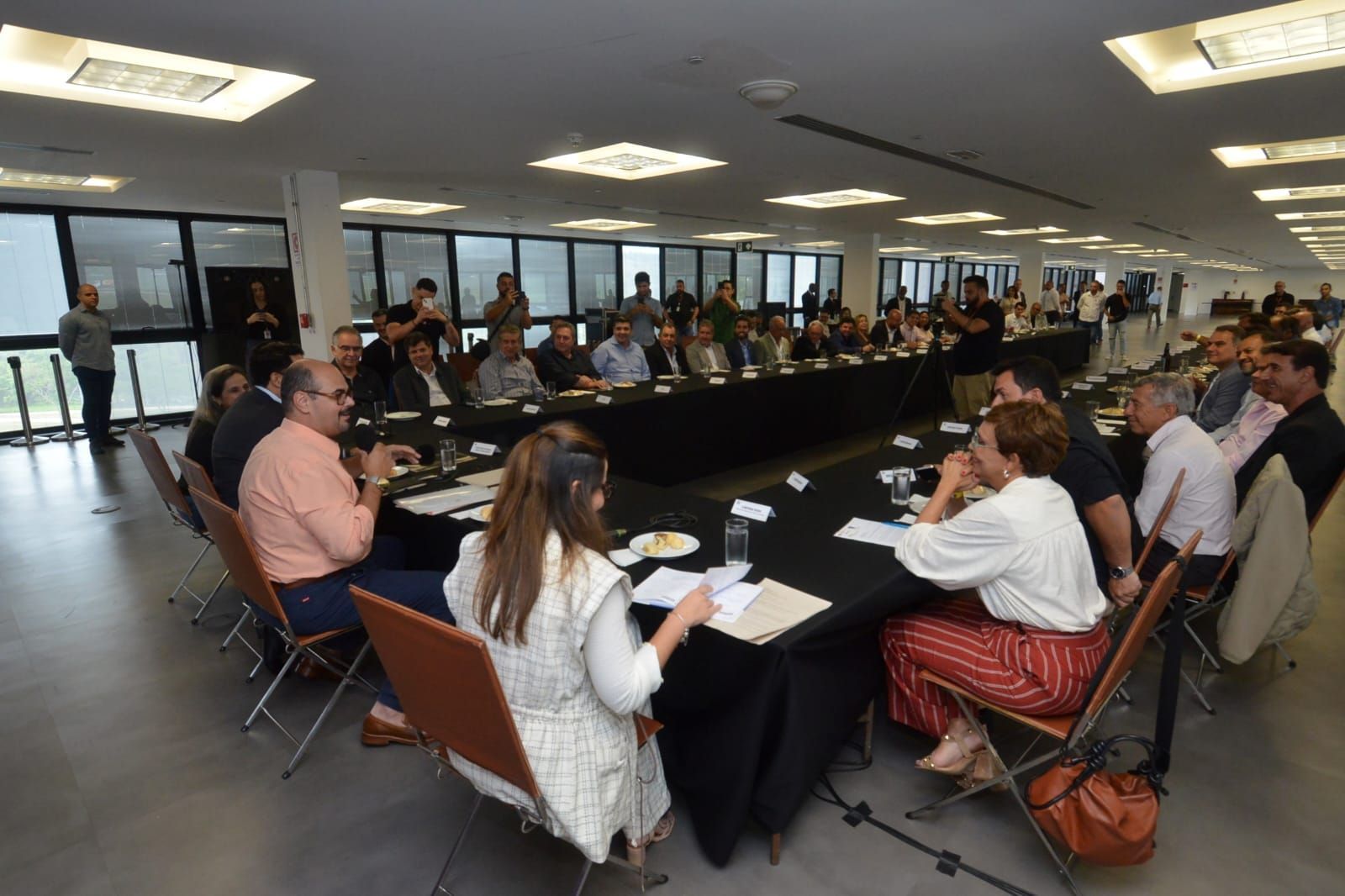 Transporte público e saúde são temas de reunião entre Governador em exercício e prefeitos da Grande BH