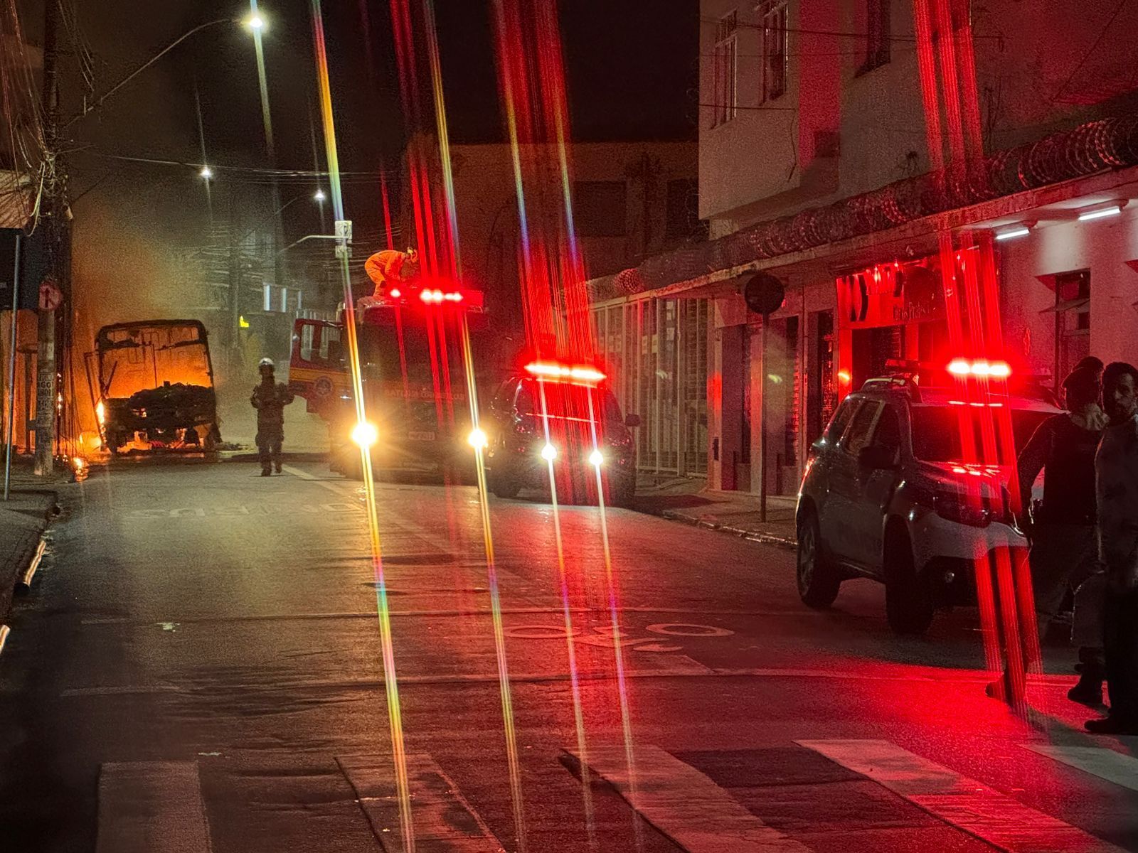 Problema no motor pode ter provocado fogo em ônibus na região Noroeste de BH