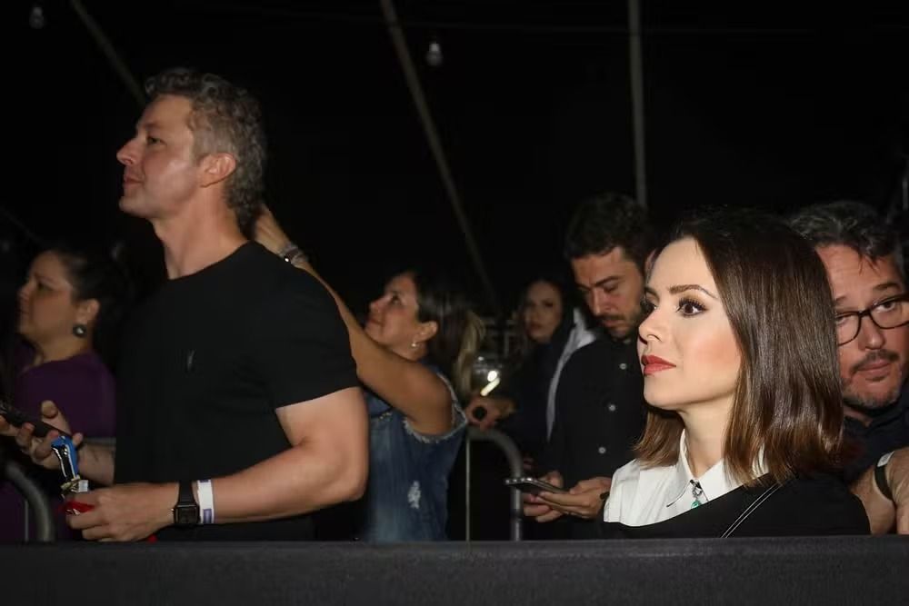 Acompanhada do ex-marido, Sandy vai a Show de Junior Lima no interior de São Paulo