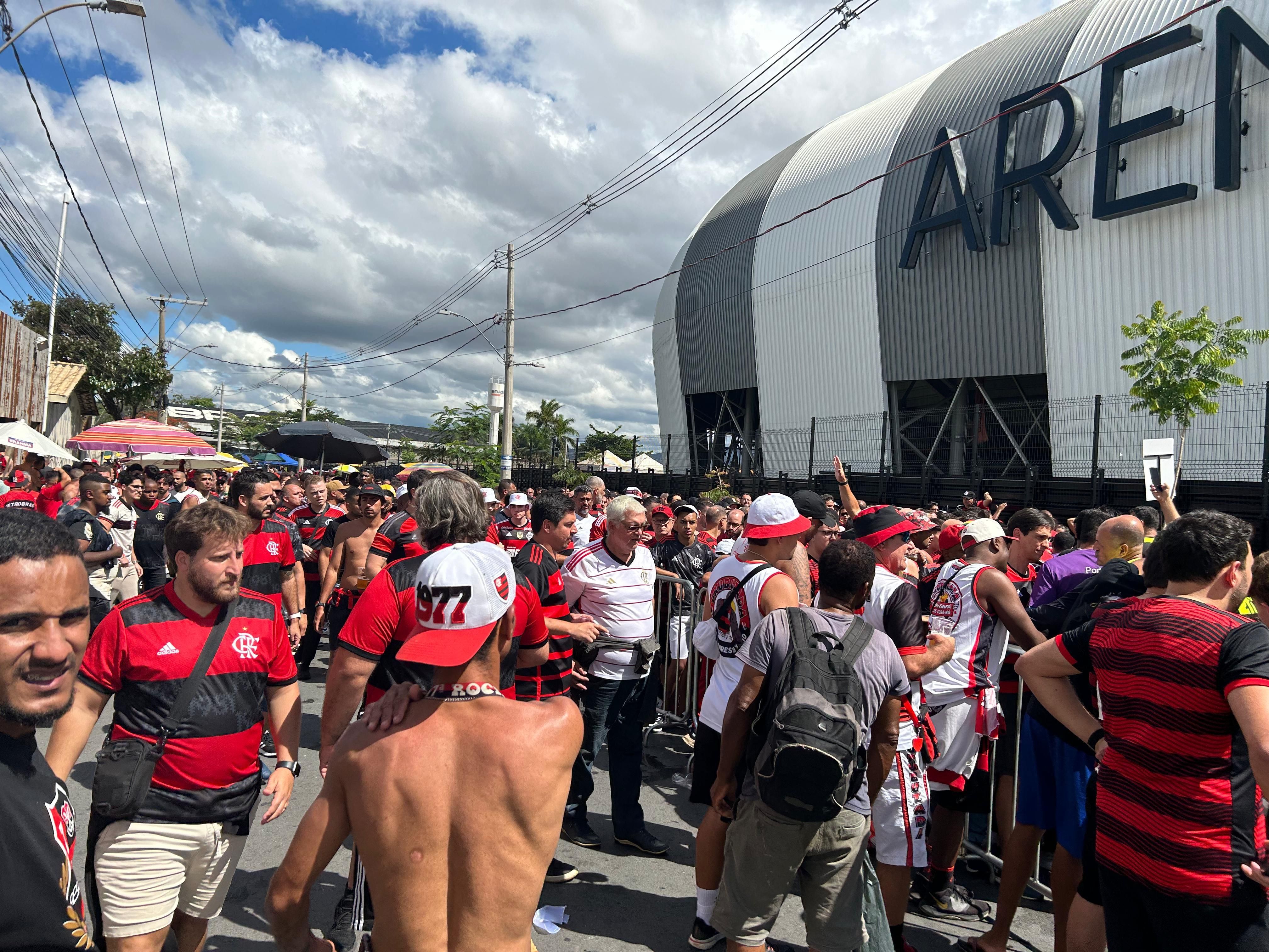 Torcida do Flamengo relata dificuldade no acesso à Arena MRV, que se posiciona