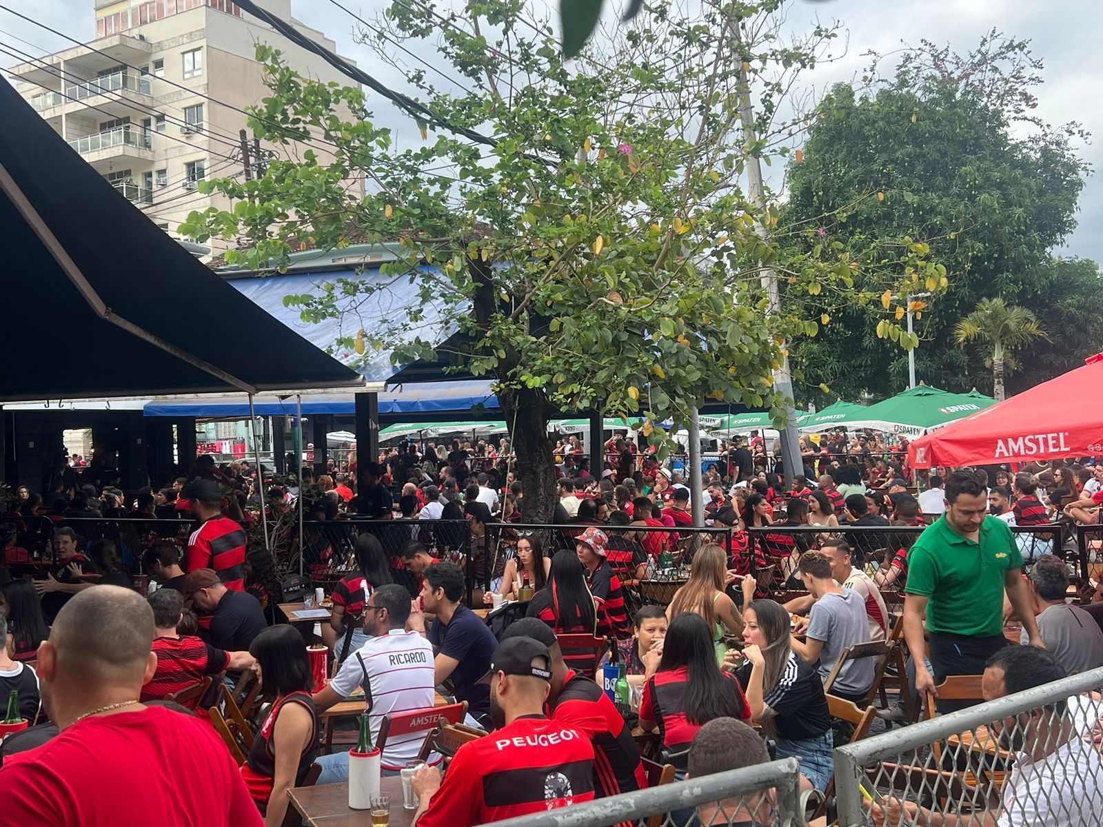 Bares lotados e confiança: torcida do Fla se junta para ver a final da Copa do Brasil