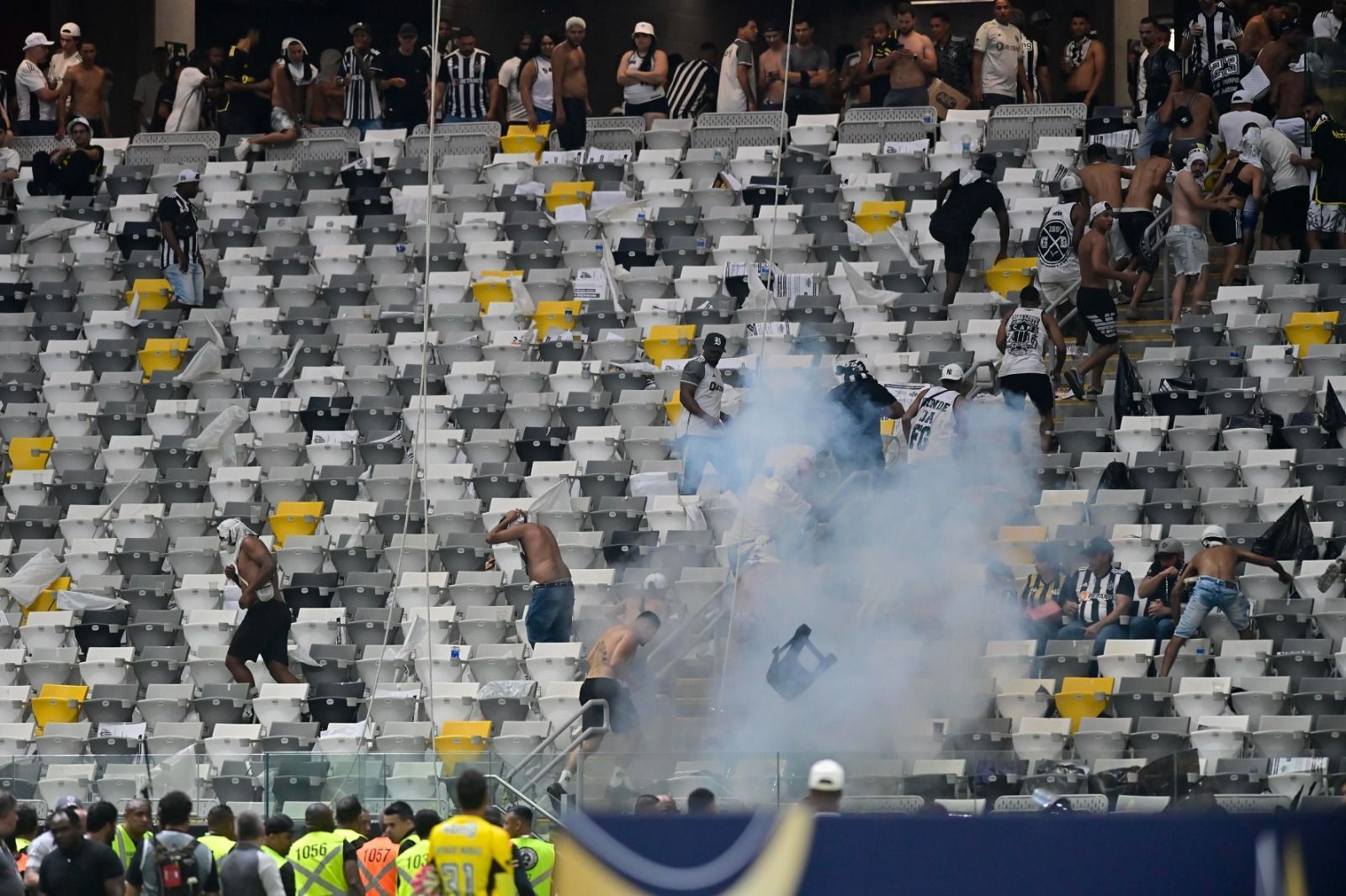 Atlético: bomba na Arena MRV acerta fotógrafo, que rompe tendão e poderá passar por cirurgia
