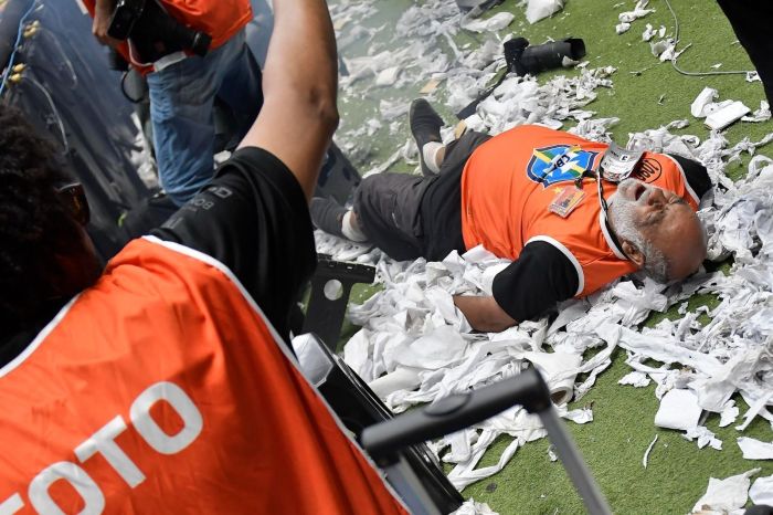 Fotógrafo é socorrido por profissionais de saúde da Arena MRV durante final da Copa do Brasil Fotógrafo é socorrido por profissionais de saúde da Arena MRV durante final da Copa do Brasil