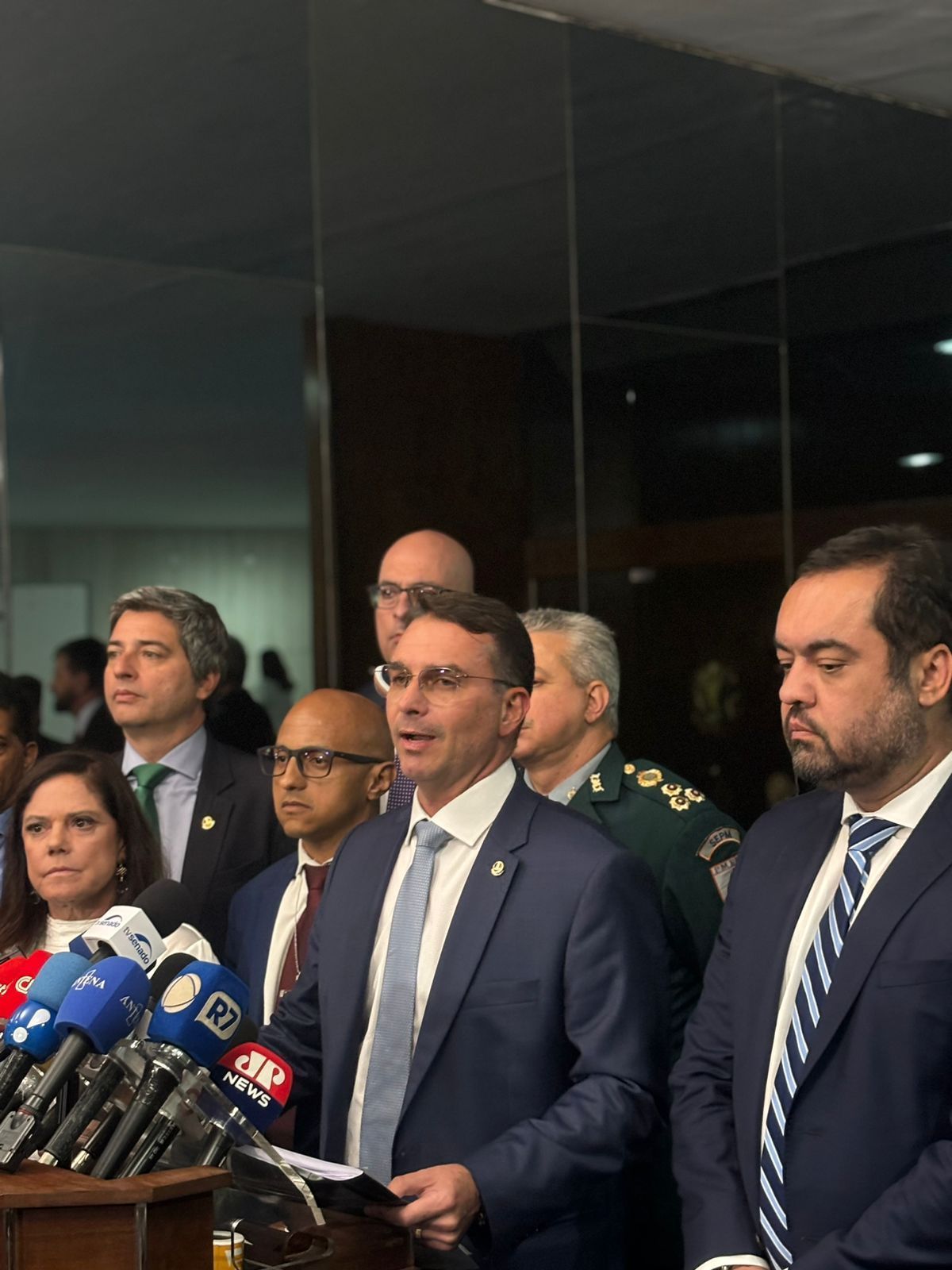 Flávio Bolsonaro anuncia projeto para endurecer ações de combate ao crime organizado