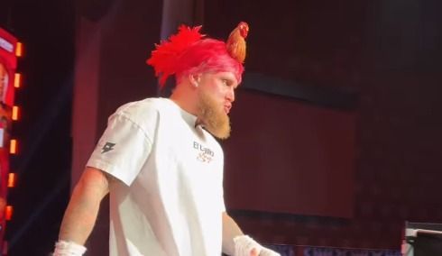 Jake Paul surge com ‘cabelo maluco’ em preparação para luta com Mike Tyson