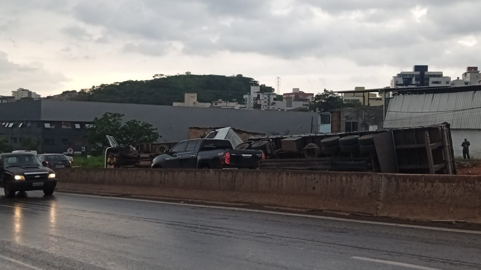 Acidente entre caminhão e carreta complica o trânsito no Anel Rodoviário de BH