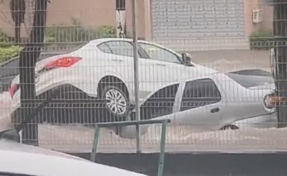 Fortes Chuvas: carros são arrastados e ficam empilhados em frente à UPA Venda Nova, em BH