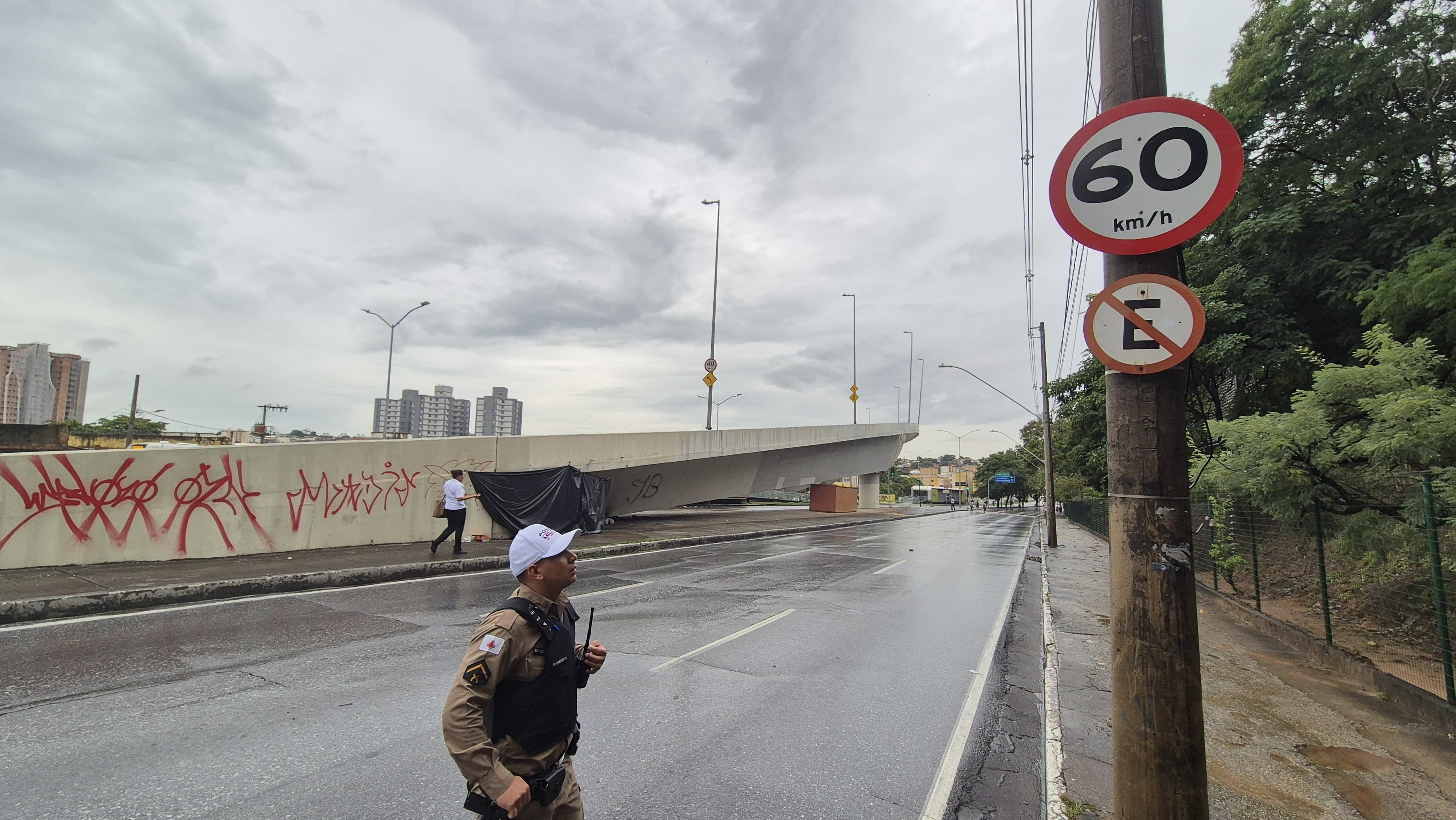 Após Lagoa do Nado romper, avenida Pedro I é fechada por risco de alagamento