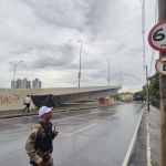 Após Lagoa do Nado romper, avenida Pedro I é fechada por risco de alagamento