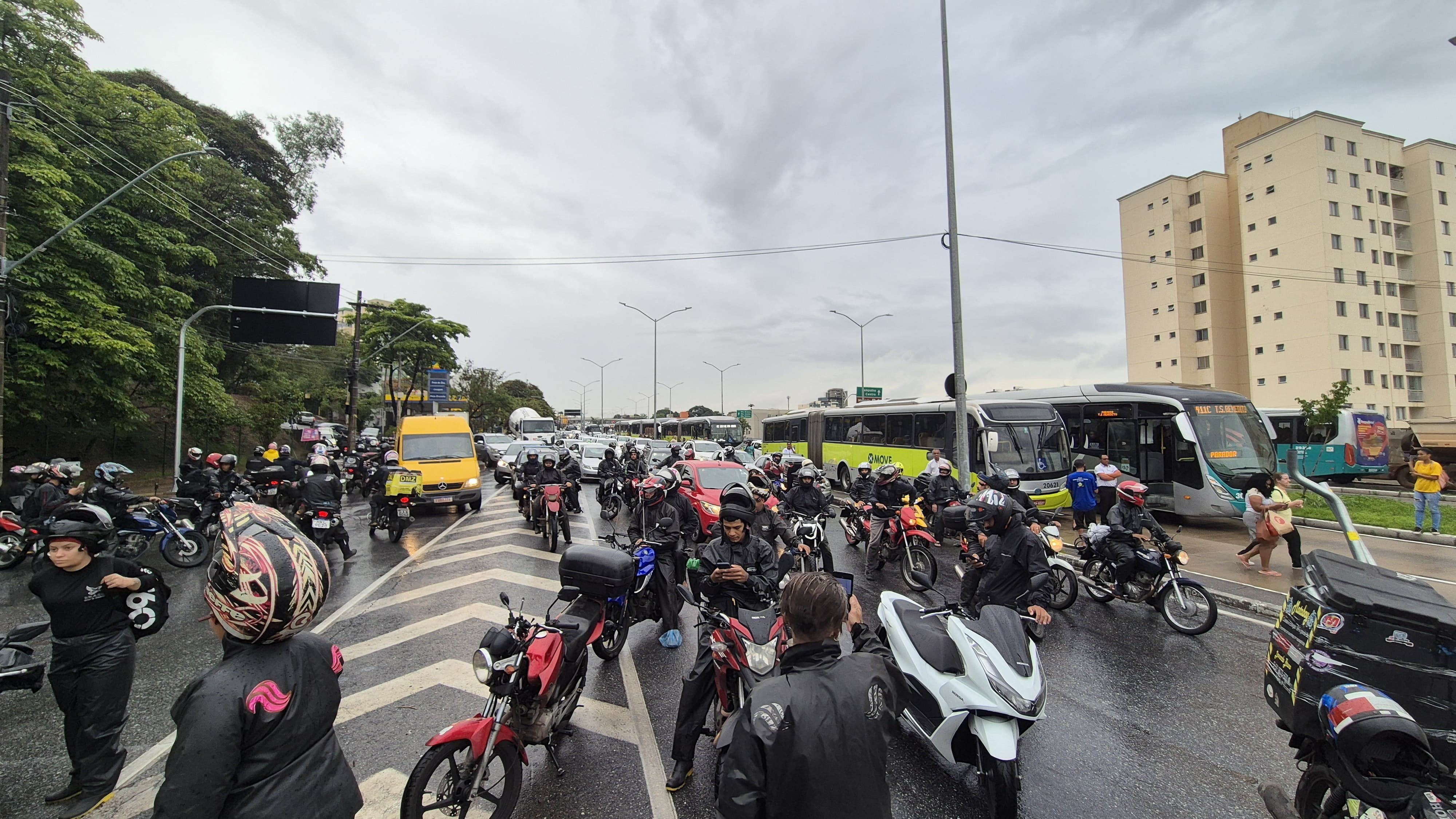 Lagoa do Nado rompe: Defesa Civil de BH libera os dois sentidos da avenida Pedro I