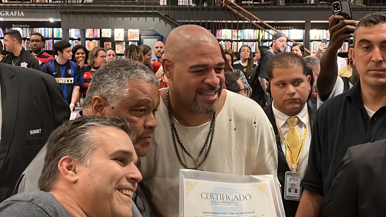 Emocionado, Adriano lança biografia e fala das dificuldades que passou na vida
