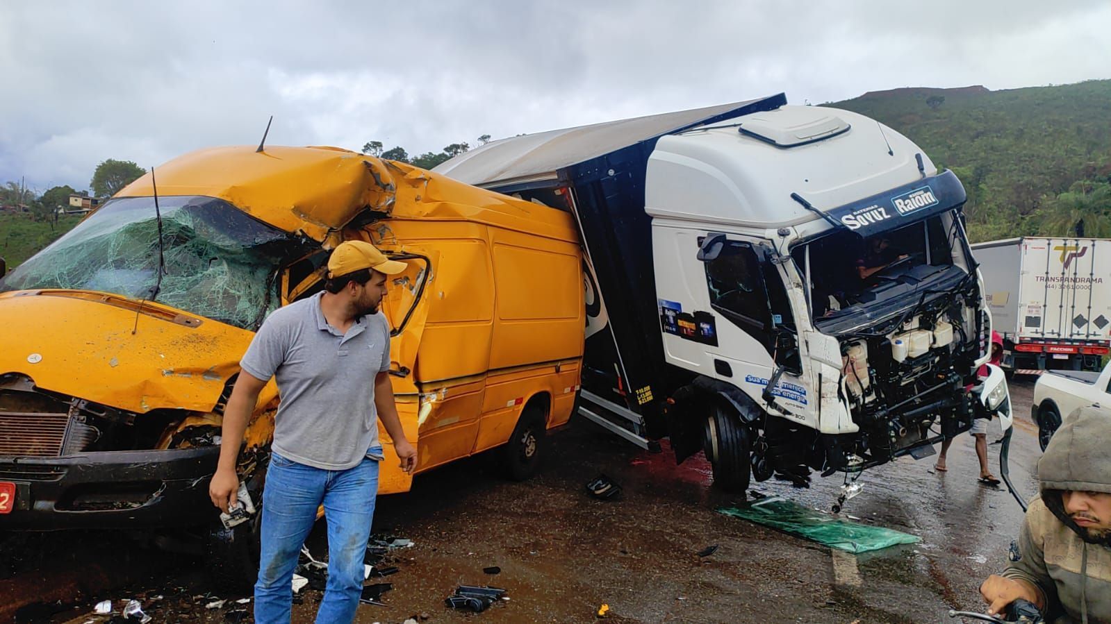 Vídeo: motorista morre em acidente grave com dois caminhões e uma van na BR-381 em Caeté