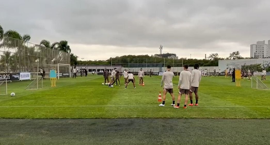 Depay dá drible humilhante em Caetano no treino do Corinthians; veja