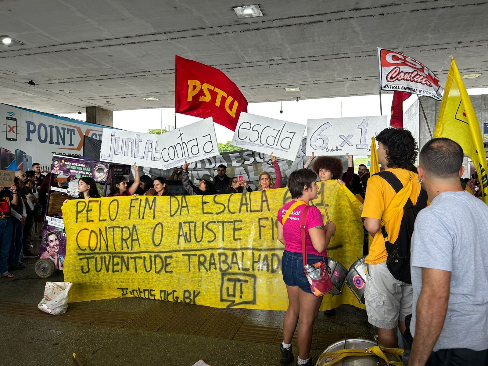 Fim da escala 6x1: Manifestantes fazem ato na Rodoviária de Brasília nesta sexta (15)