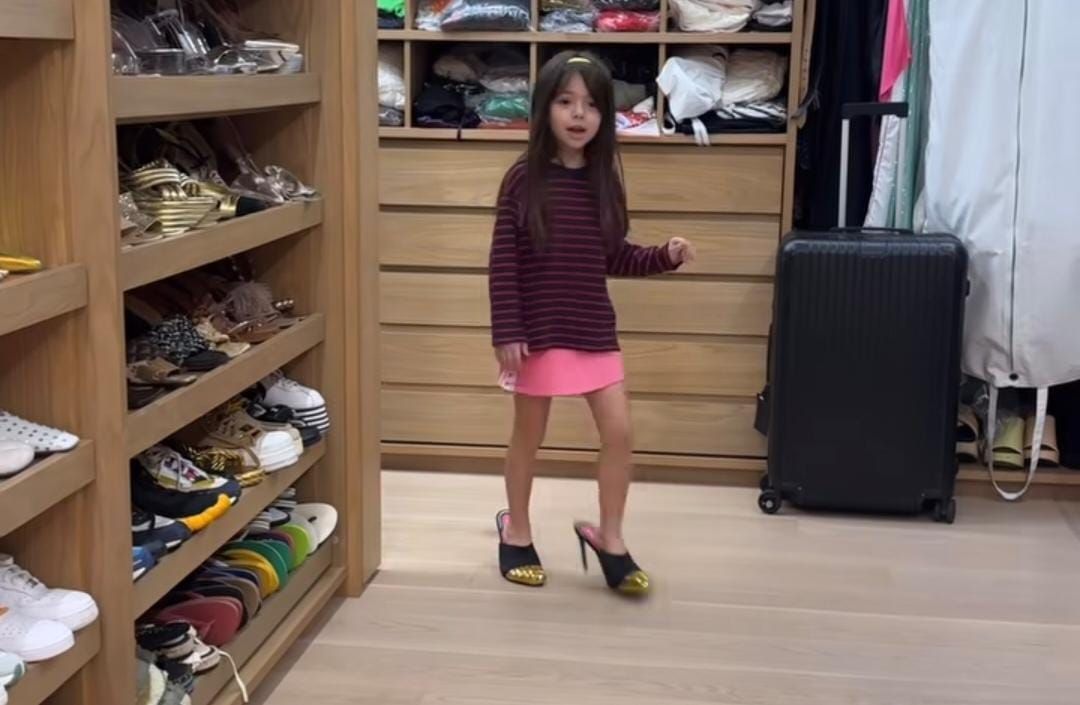 Filha de Sabrina Sato brinca com sapato de grife da mãe avaliado em R$ 20 mil; vídeo
