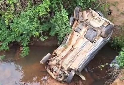 Motorista morre após veículo sair da pista e cair em rio às margens da BR 262