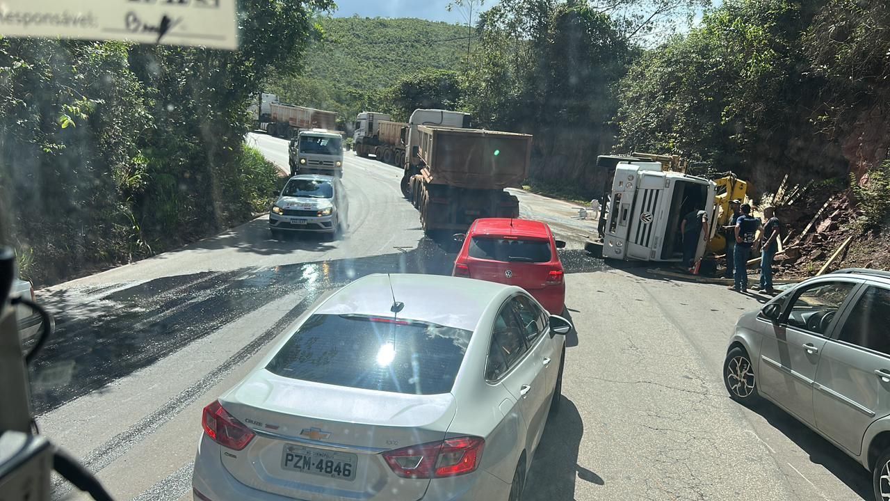 Vídeo: acidente com vazamento de óleo interdita BR-356 em Itabirito nesta segunda