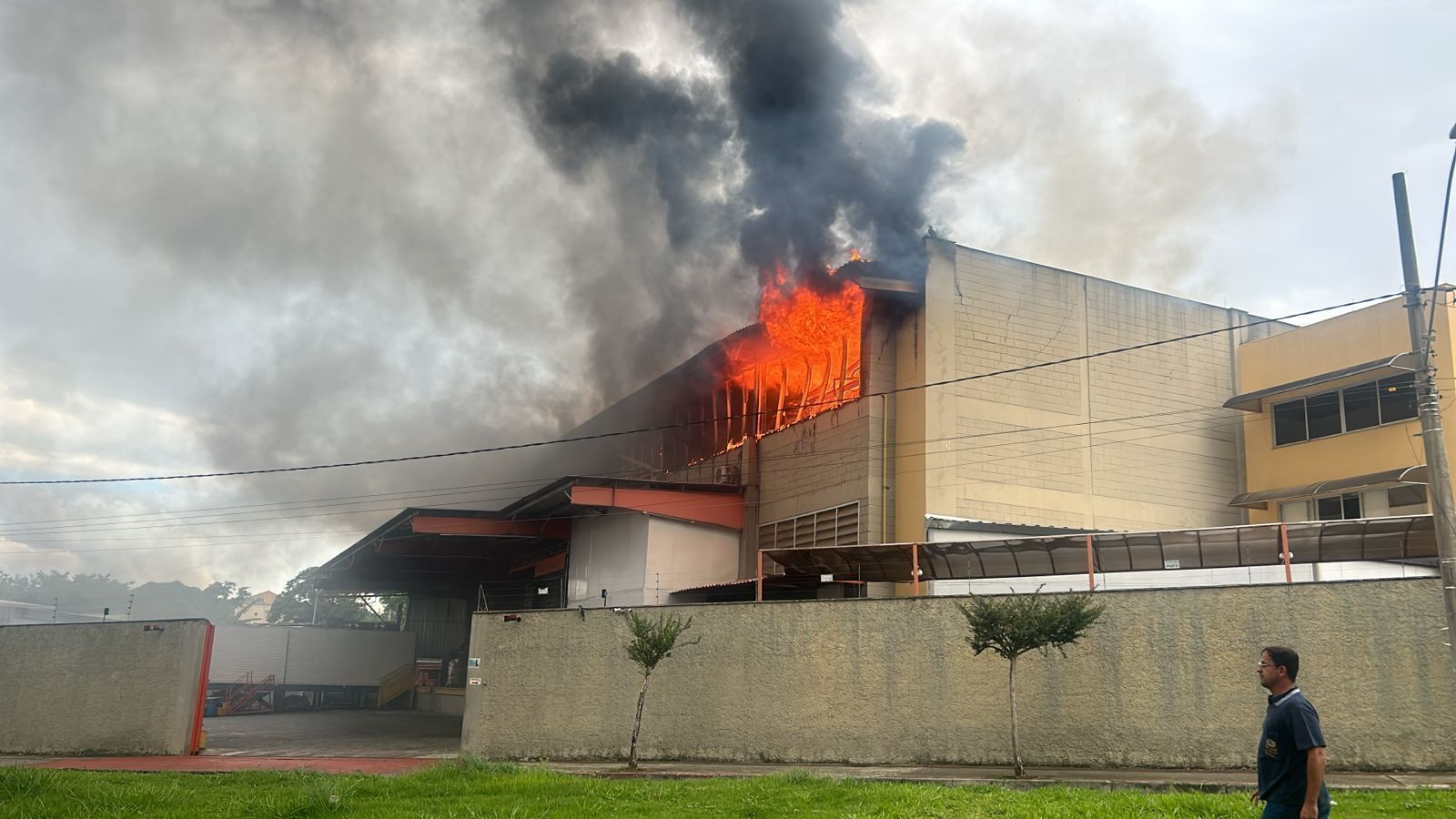Fábrica de pães atingida por incêndio é interditada: ‘Risco estrutural de colapso’