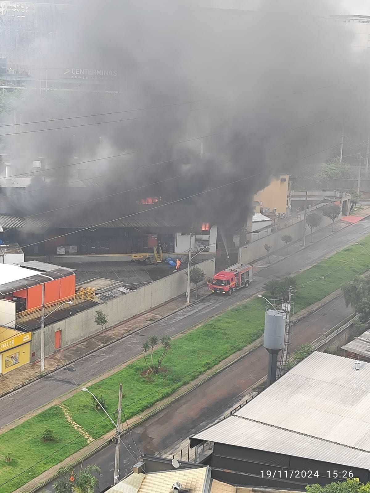 'Cenas assustadoras', diz morador do Fernão Dias que filmou incêndio em fábrica em BH