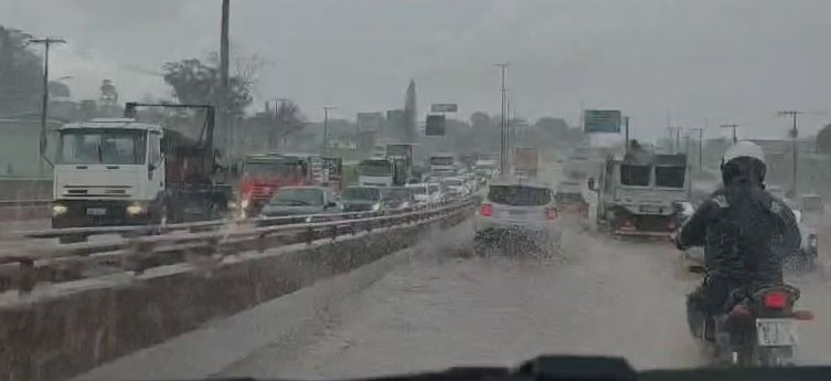 Chuvas em BH: viaduto no Anel Rodoviário fica alagado nesta terça (19)