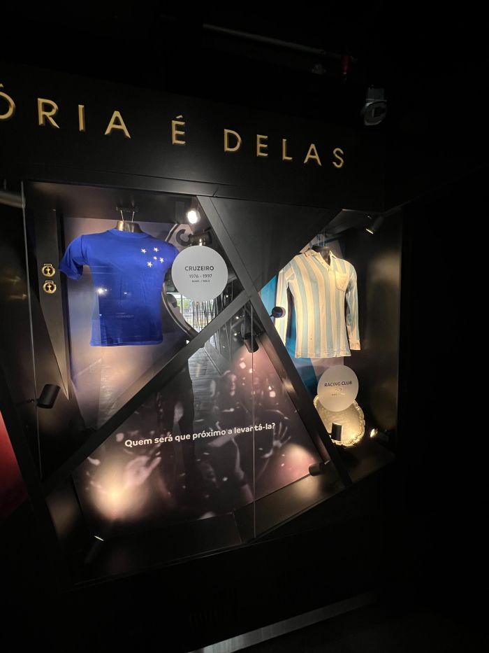Camisas históricas de Racing-ARG e Cruzeiro, expostas no museu da Conmebol, em Luque, no Paraguai