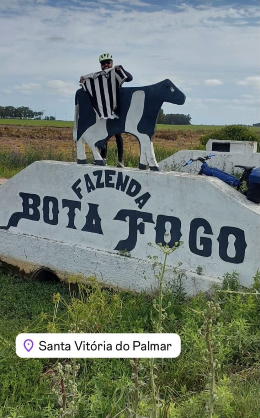 Torcedor do Botafogo que vai à final da Libertadores de bicicleta chega ao Uruguai