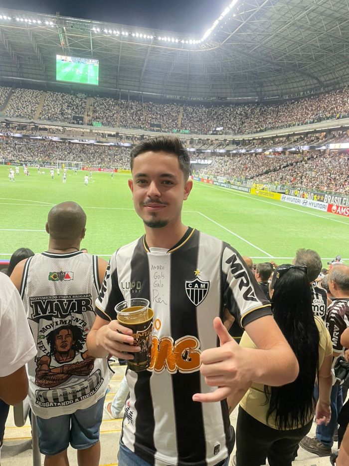 André Morgan viralizou nas redes após aparecer com sinalizador numa casa próxima ao Independência