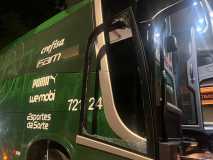 Ônibus do Palmeiras é atingido por pedra