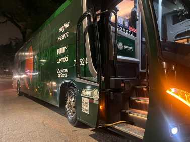 Ônibus do Palmeiras é atingido por pedra