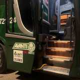 Ônibus do Palmeiras é atingido por pedra