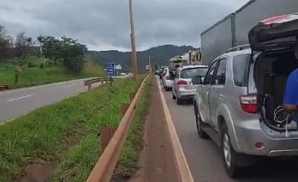 Acidente na rodovia Fernão Dias gera mais de 28km de engarrafamento e seis horas de trânsito lento em Igarapé