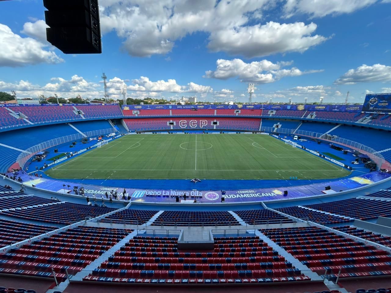 Jogadores e comissão do Cruzeiro conhecem palco da final da Copa Sul-Americana