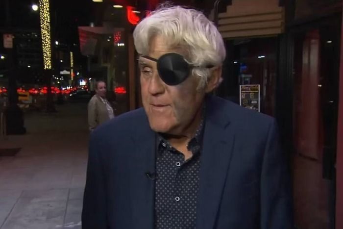 Apresentador americano Jay Leno usa tapa-olho após acidente em penhasco de 18 metros