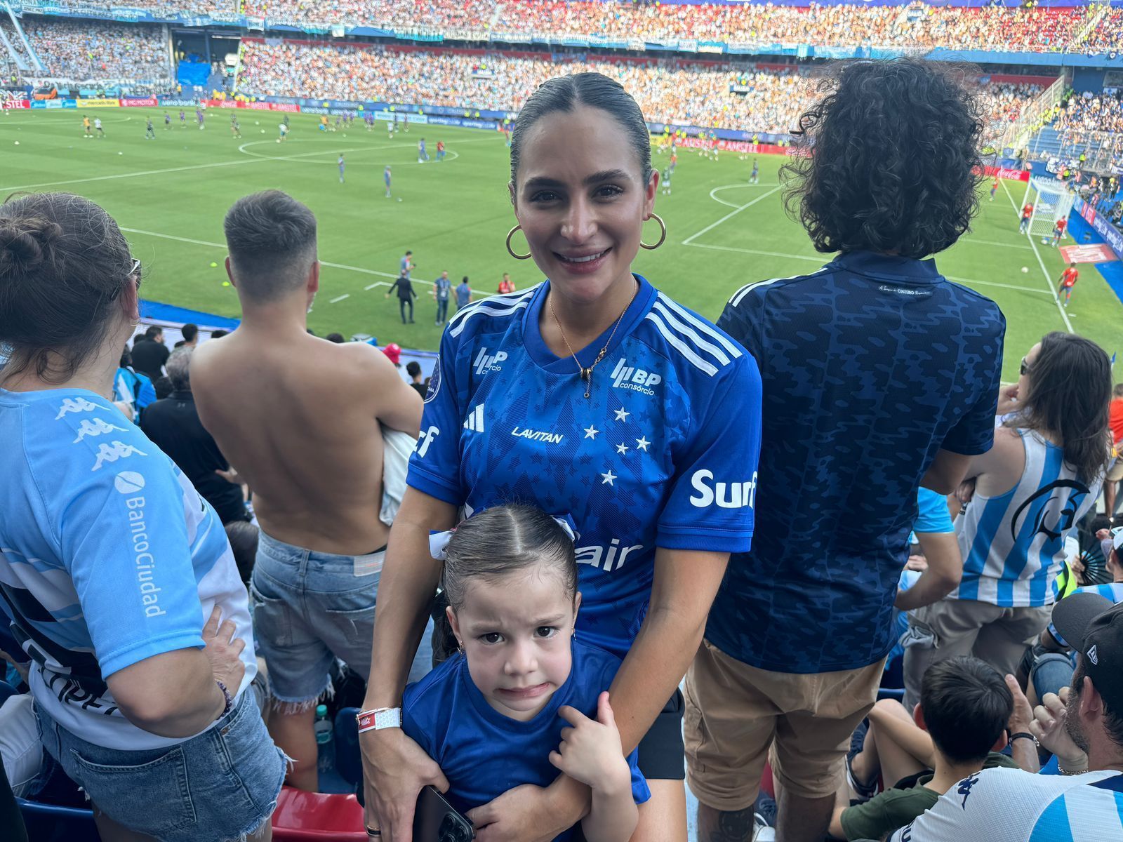 Esposa e filha de titular do Cruzeiro acompanham final da 'Sula' em Assunção